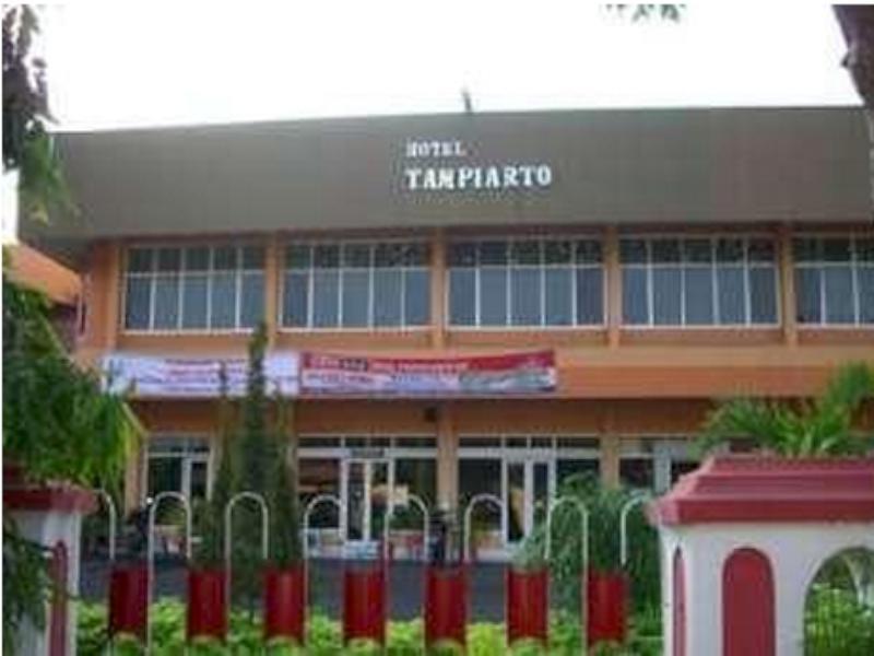 Oyo 1652 Hotel Tampiarto Probolinggo Exterior foto