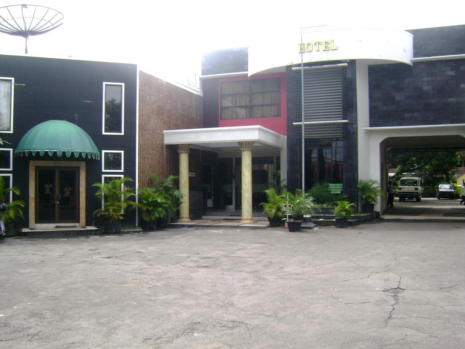 Oyo 1652 Hotel Tampiarto Probolinggo Exterior foto